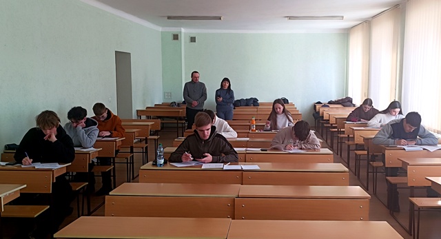 Учасники олімпіади (10 клас) під час виконання завдань